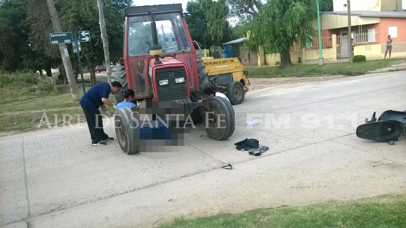 Un motociclista falleció al chocar contra un tractor municipal