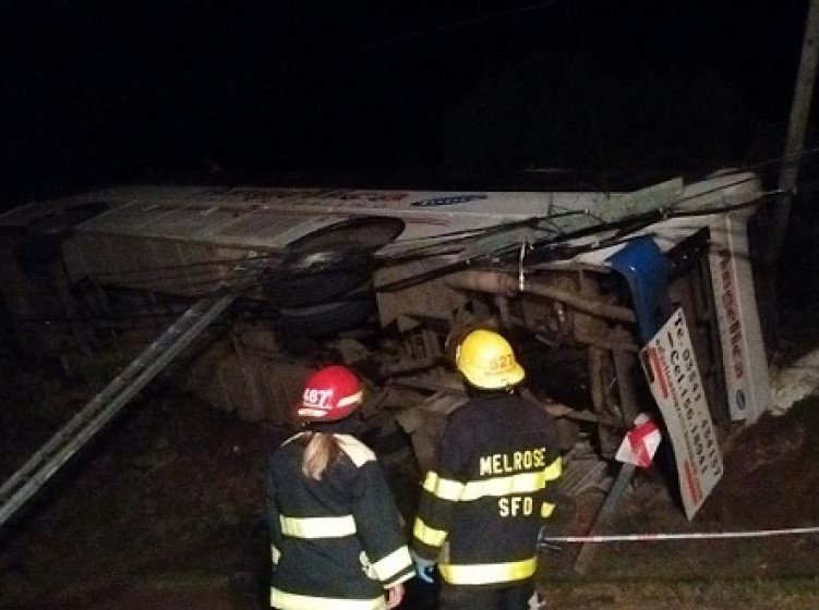 Córdoba: Mas de 20 estudiantes heridos al volcar un micro