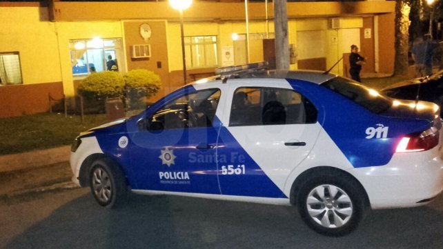 Dos hombres balearon a una mujer en plena calle