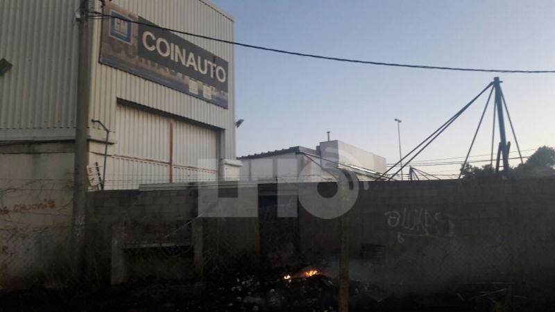 Incendio en un terreno lindero a Coinauto