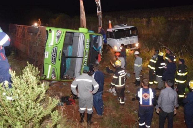 Brasil: Tres muertos al volcar un micro con egresados argentinos