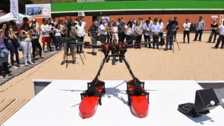 Un dron salvavidas opera en un balneario de Rosario