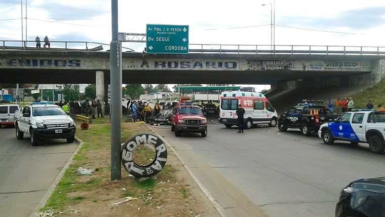 Un hombre murió tras caer con su auto de un puente