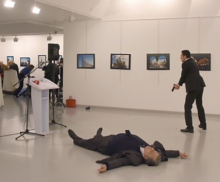 Asesinaron a tiros al embajador ruso 