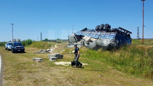 Un camionero herido tras volcar en la Circunvalación Oeste