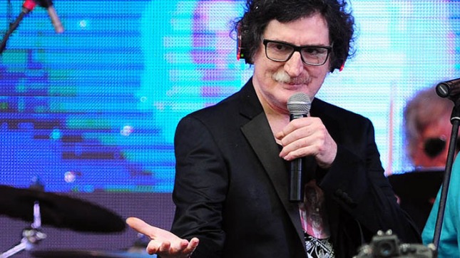 Charly García dejó la clínica y está en su casa