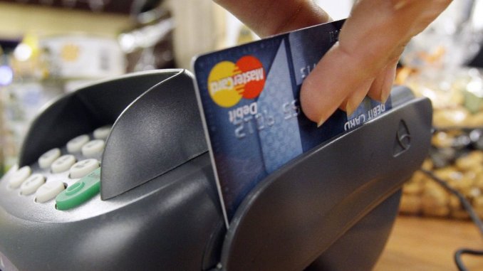 Eliminaron la devolución del IVA en compras con tarjeta de débito