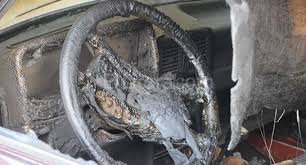 Queman un auto en barrio Las Flores