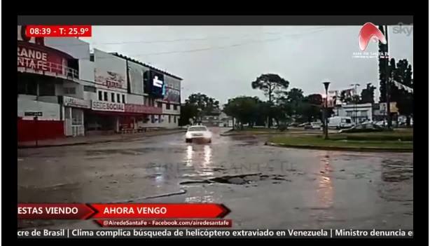 Socavón en la rotonda de Av. Freyre y Boulevard 