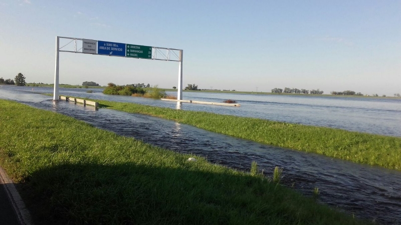 Sigue el corte en la autopista por el desborde del arroyo Colastiné