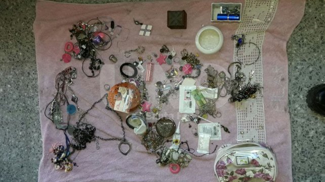 Robó joyas y las escondió en un chiquero