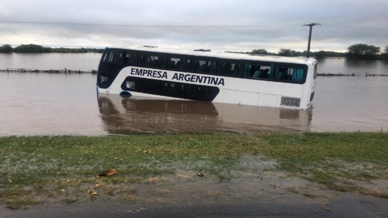 Bomberos rescataron a pasajeros de dos colectivos