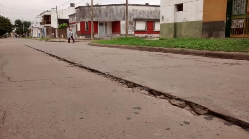 Vecinos reclaman daños en la calzada