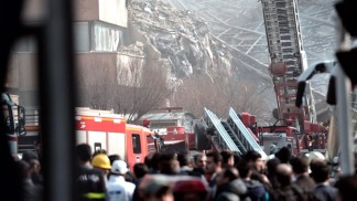Se derrumbó un edificio de 17 pisos en Teherán