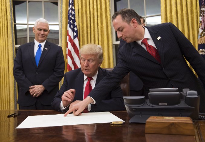 Trump firmó un decreto que comienza a eliminar el Obamacare