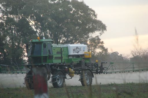 Denuncian fumigaciones agrícolas a metros de un barrio de Recreo