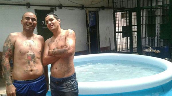 Polémica foto de Leiva con un piletín en la cárcel
