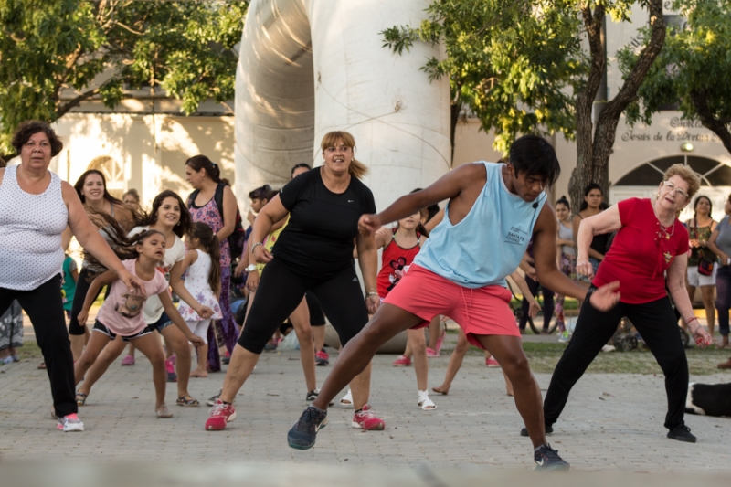 “Moviendo el Barrio”: juegos, ritmos y cine al aire libre