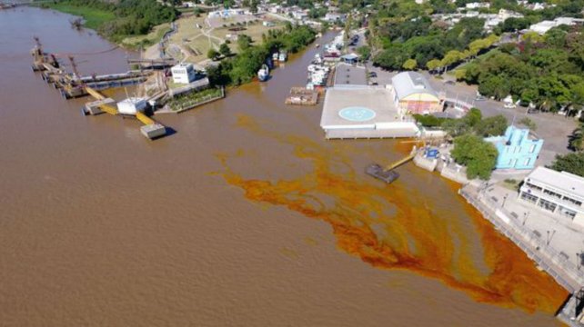 Amplio derrame de aceite en las aguas del río Paraná 