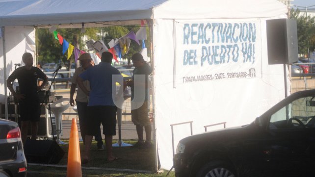 Los trabajadores instalaron una carpa en el Puerto