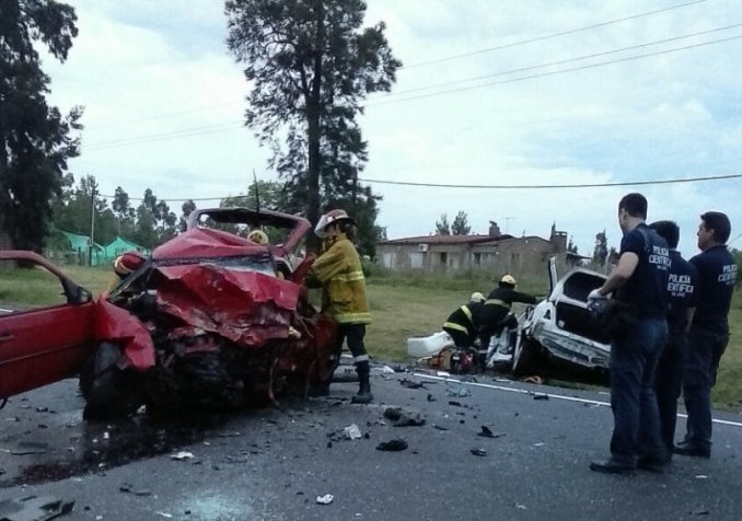 Ladrones en fuga chocan un auto y matan a una familia argentina