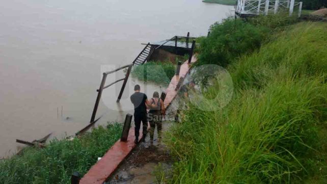 Una mujer y su perro fueron rescatados por policías de las aguas del Río Coronda