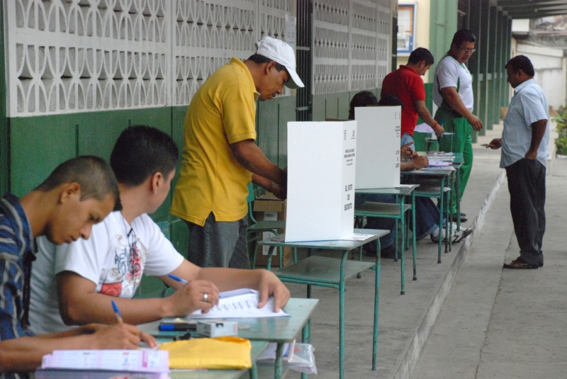 Se están realizando las elecciones para elegir al sucesor de Correa