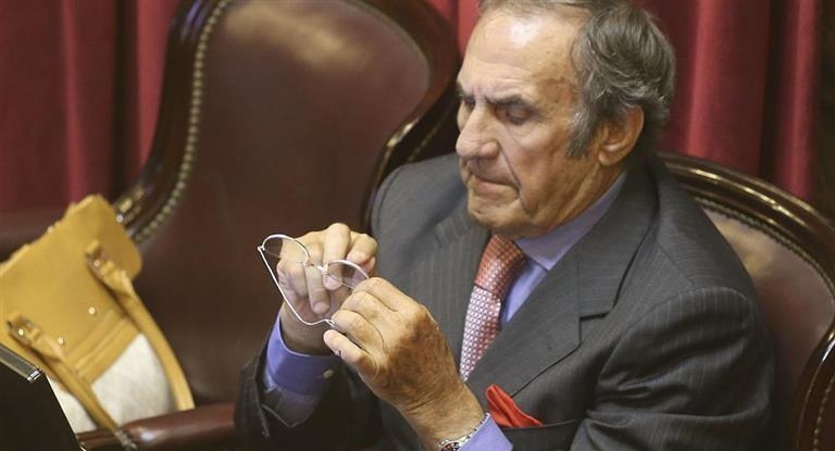 Reutemann deja su cargo como vice del Senado