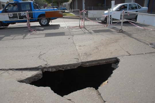Assa alista la zona para reparar el caño en Mariano Comas y Urquiza