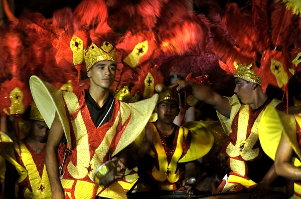 Más de 2 mil personas participaron anoche de la apertura