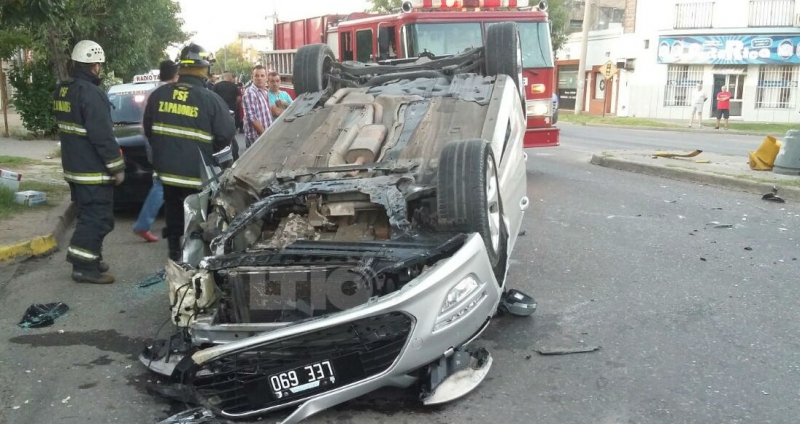 Lo hicieron volcar y después le robaron