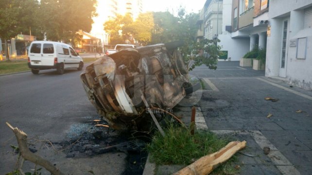 Auto chocó contra un árbol, volcó y se incendió