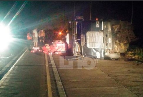 Volcó un camión de cerveza y robaron parte de la carga