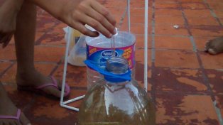 Vecinos de Colastiné Sur purifican el agua para su consumo diario