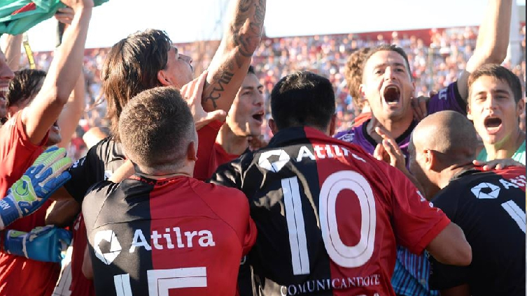 Colón sigue de buenas y superó a Lanús