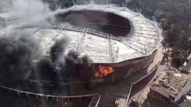 Se incendió el estadio donde juega Tevez 