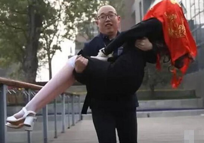 China: Se casó con una mujer robot que construyó él mismo