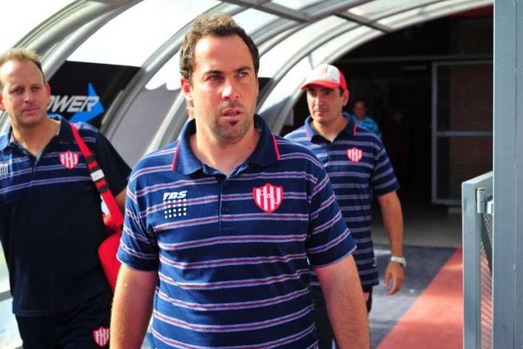 PUMPIDO, OBLIGADO A CAMBIAR ANTE EL SANTO