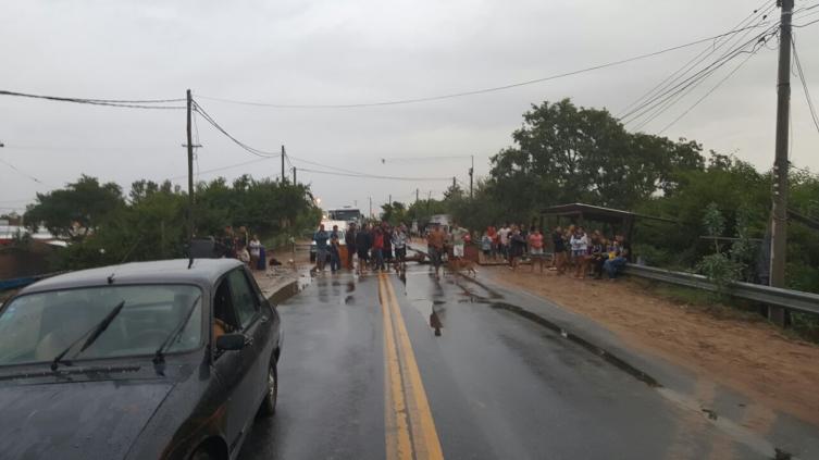 Vecinos cortan el Puente del Leyes pidiendo justicia
