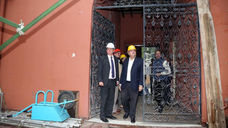 Farías y Schneider recorrieron las obras del Archivo Histórico