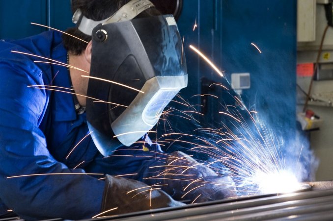 La producción industrial se desplomó otro 9% en febrero