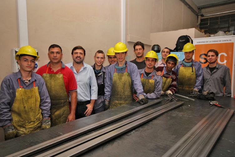 Jóvenes santafesinos construyen bicicleteros para la Ciudad