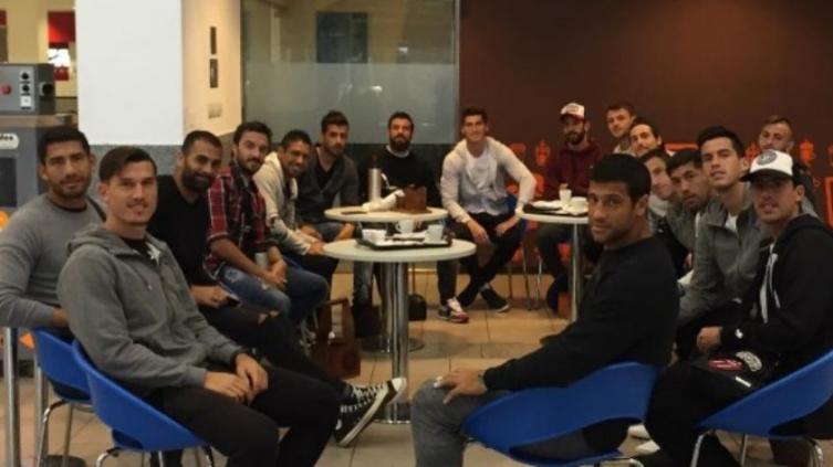 JUGADORES DE NEWELL´S, CON ROPA PROPIA POR EL PARO DE EMPLEADOS 
