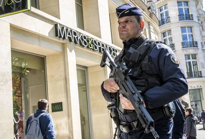 Un coche sospechoso obliga a cerrar dos colegios electorales en Francia