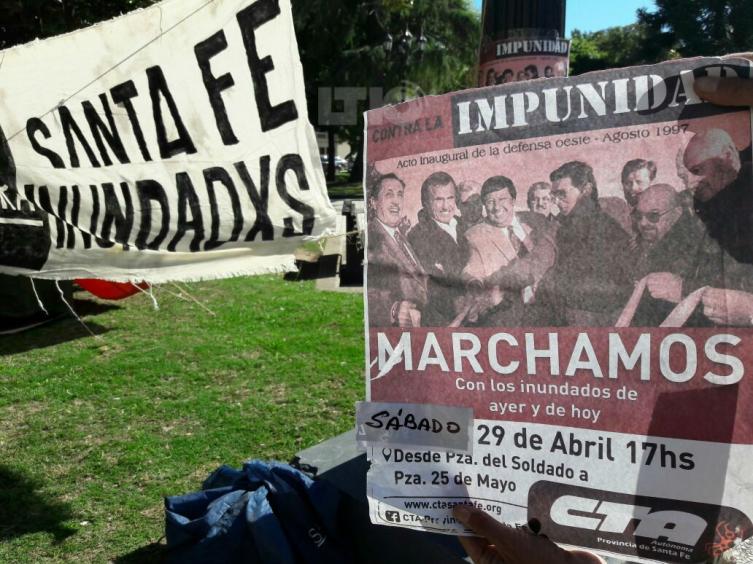 Inundación 2003: instalaron la Carpa Negra en Plaza 25 de Mayo