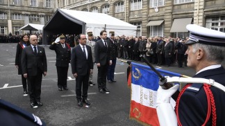 Macron y Le Pen hacen un alto en la campaña para homenajear al policía asesinado