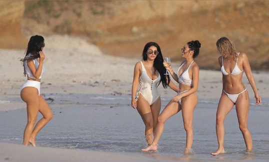 DESNUDOS Y JUGUETES SEXUALES EN FIESTA DE LAS KARDASHIAN, ¡EN MÉXICO!