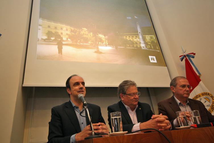 Nueve ofertas para remodelar la Plaza 25 de Mayo