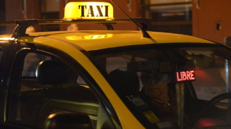 Jóvenes pelean en un taxi por marihuana y terminan presos