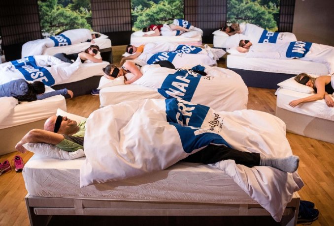 Un gimnasio ofrece clases de siesta para padres cansados
